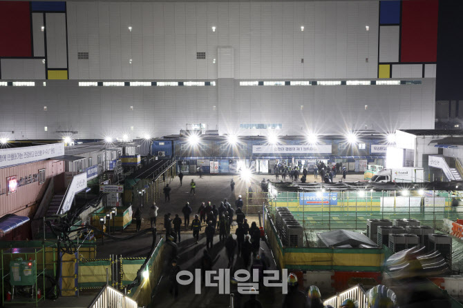 대형 크레인 치솟고 40t 트럭 분주…K칩 새심장 박동 시작됐다