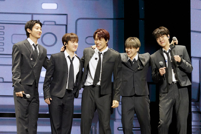 '엑방원' 이즈 백… 엑소·BTS·워너원, 2026년 가요계 재점화[스타in 포커스]