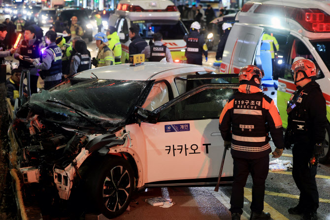 종각역 인근 3중 추돌 사고…심정지 1명 포함 8명 부상
