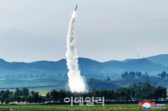 합참 "北발사 탄도미사일 900여㎞ 비행…동해상으로 수 발"(종합)