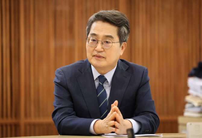 김동연, ‘반도체 산단’ 새만금 이전론 반박…“용인 유치는 李 역작”