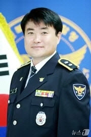 마지막까지 도로 지킨 영웅…故 이승철 경정에 훈장 선추서