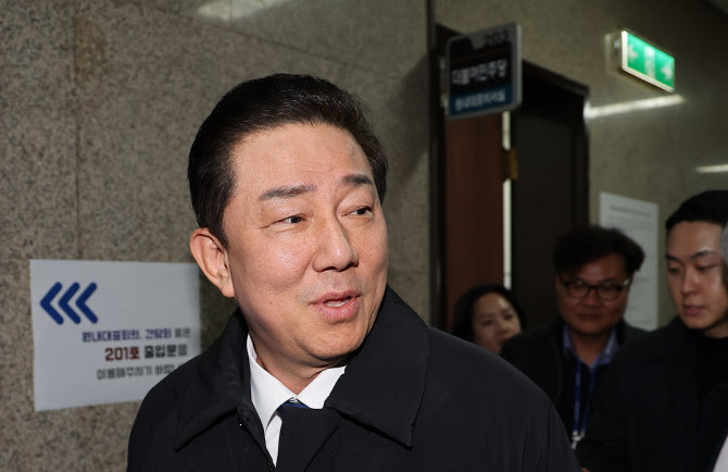 김병기, 비위 고발 봇물…'아들 취업청탁·편입시도' 의혹도