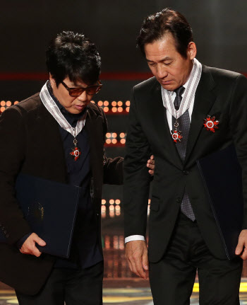 국민배우 안성기, 60년 짝꿍 조용필 두고 떠났다...영화·음악 넘나든 우정