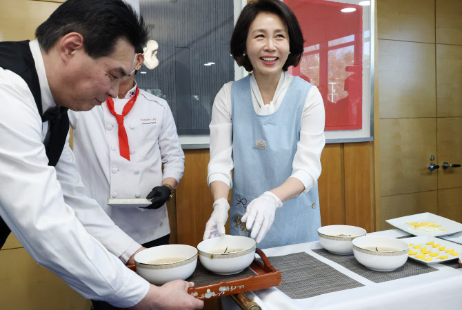 [포토] 김혜경 여사 '한중 우호를 위한 떡국'