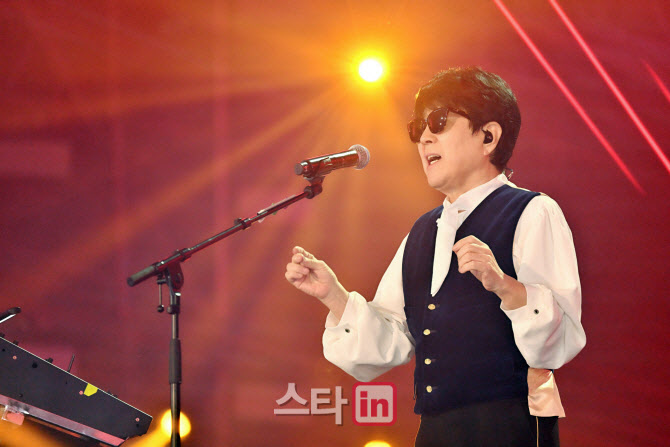 조용필, 60년 지기 故 안성기 빈소 찾았다..."성기야 또 만나자"
