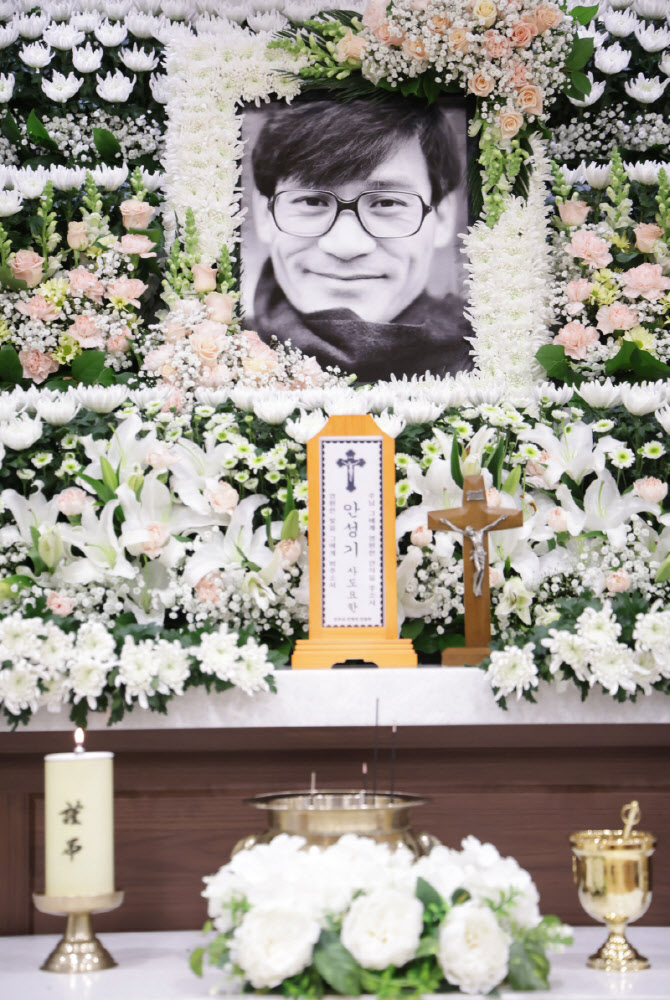 정부, 故 안성기에 '최고 등급' 금관문화훈장 추서