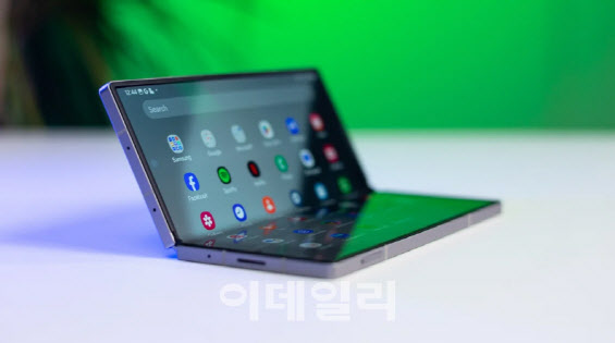 애플 겨냥 삼성의 승부수…갤럭시 와이드 폴드 선뵌다[모닝폰]