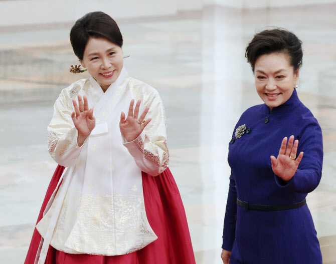 김혜경 여사, 펑리위안 여사 차담…“베이징서 만나 반가워”