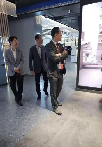 중국 경제사절단 이재용, 베이징 목격담 "쇼핑몰 찾았다"