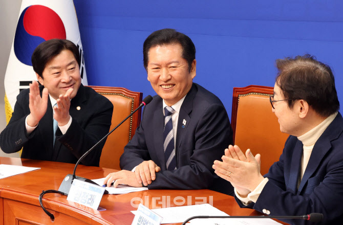 [포토]'박수받는 정청래 대표'