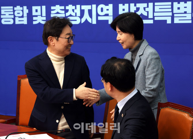[포토]'동료 의원들과 인사하는 백혜련 의원'