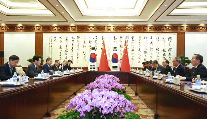 李대통령, 中 리창 총리 만나 “친구는 오래될수록 좋다”