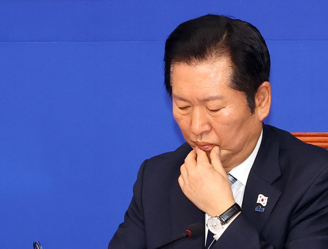 탈당 거부하는 김병기 또 등장한 김현지…與, 공천헌금 수습 못하고 ‘휘청’