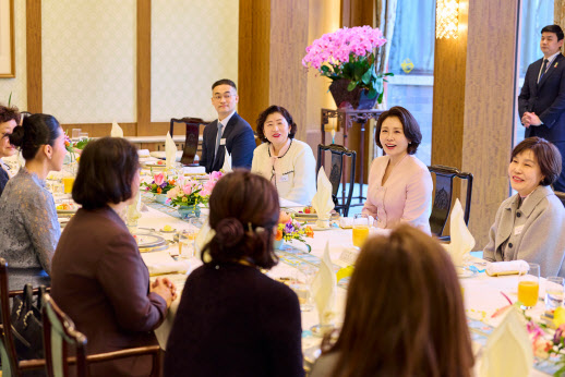 김혜경 여사, 재중 한인 여성활동가와 오찬