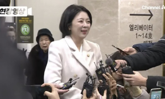 흰옷 입고 웃기까지…안성기 조문 배현진, 어땠기에