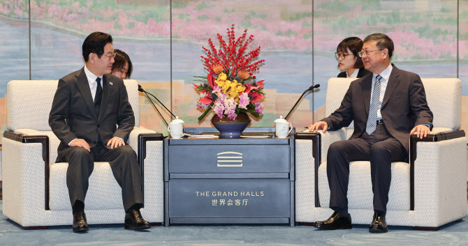 상하이 찾은 李대통령 "한중관계 새롭게 발전"