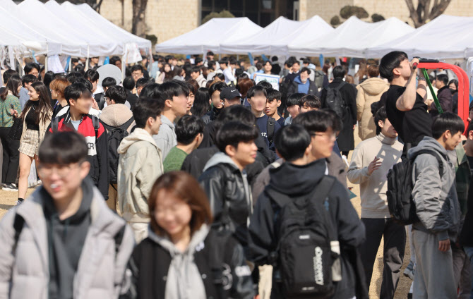 "챗GPT 과제에 이용하되 채팅 내역 내라"…AI시대 대학가 신풍토