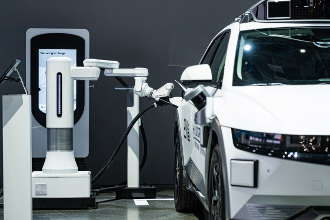 휴머노이드 말고도 많다…현대차그룹, 車충전·주차로봇 쏟아냈다