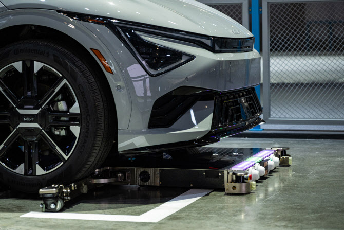 휴머노이드 말고도 많다…현대차그룹, 車충전·주차로봇 쏟아냈다