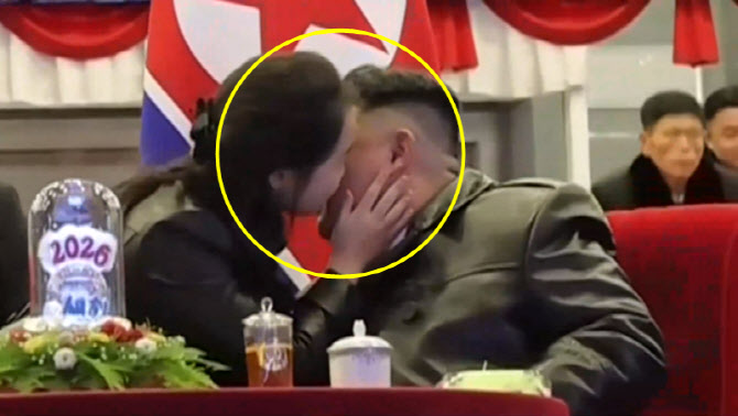 北 김정은·주애 볼뽀뽀에 “보통 부녀 아냐”…지적한 日매체