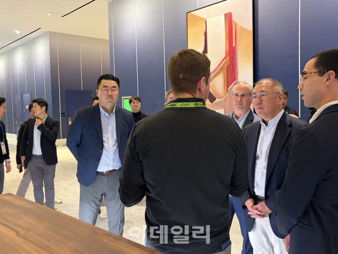 [포토]‘깐부’ 엔비디아 CES 전시관 찾은 정의선 회장