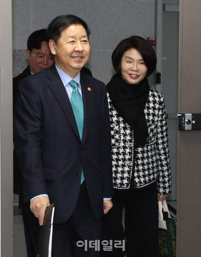 [포토]2026년 경제성장전략 당정협의 참석하는 한정애-구윤철