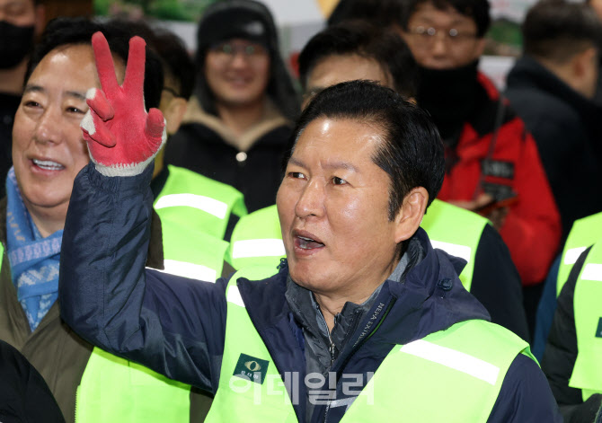 [포토]경매 모습 따라하는 정청래