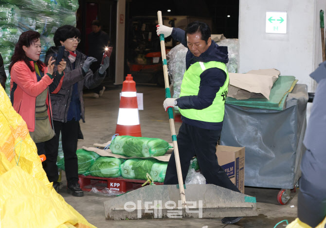 [포토]가락시장 청소하는 정청래 대표
