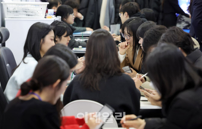 불수능에도 ‘원서 1장’ 지켰다…수험생 72% “한번은 상향 지원”