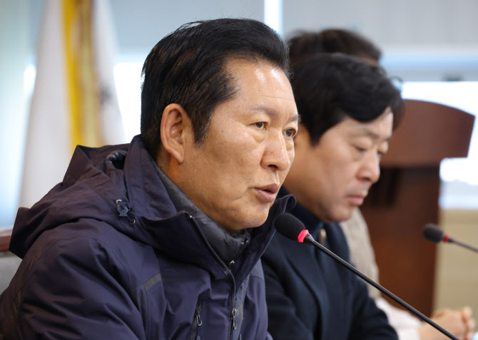 정청래, 국민의힘 향해 "철 지난 썩은 사과라도 받고 싶다"