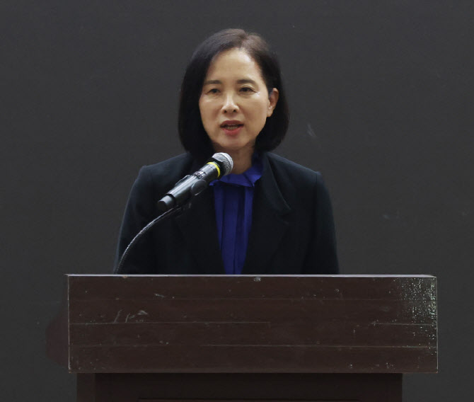 유은혜, '비서관 자녀 학폭 무마 의혹' 임태희 고발