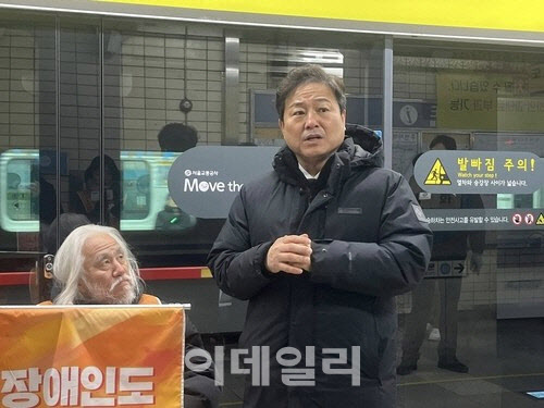 전장연, `지하철 시위` 일단 유보…"정책 변화 없으면 재개"