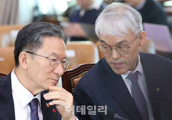 [포토]법사위, '대화하는 정성호-천대엽'