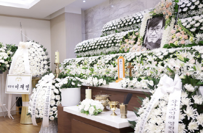 故 안성기 장례미사·영결식, 명동성당서 엄수...정우성 추모사
