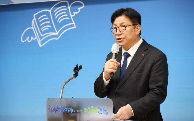 ‘3선 불출마 약속’ 동문서답한 도성훈 교육감…무능력 도마 위