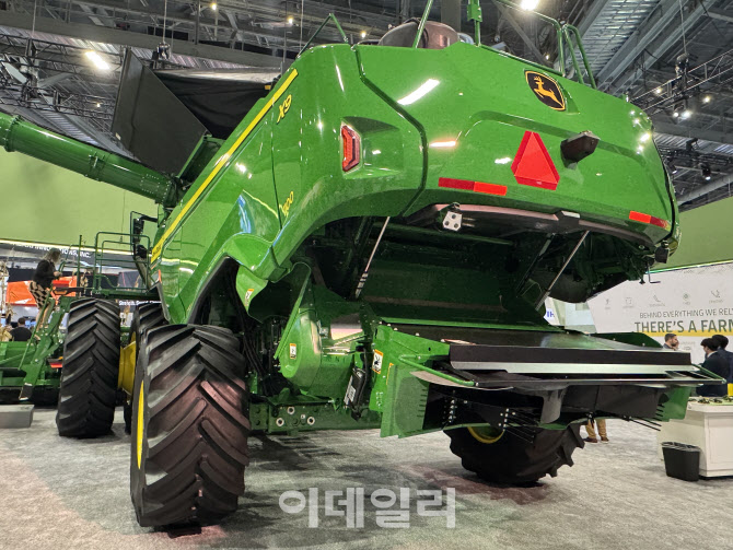 기기가 밭 갈고 풀 베는 'AI 농사 시대'…초대형 트랙터도 등장