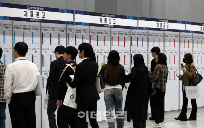 노인일자리만 4배 쑥…민간 채용은 여전히 '좁은 문'