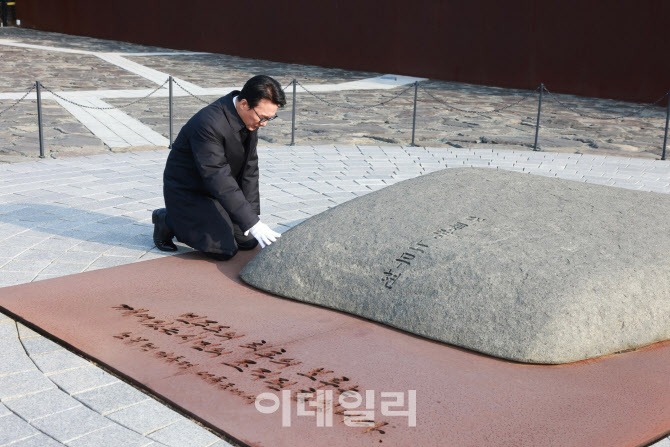 봉하마을 찾은 김민석 총리…"盧, 불꽃같던 모습 잊지않고 이으려 노력"