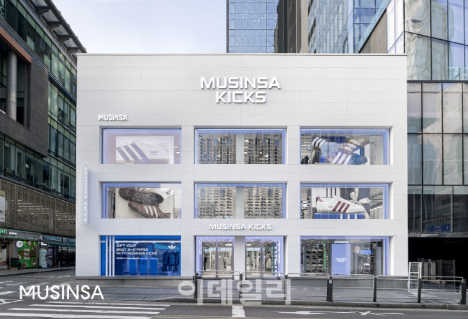 무신사, 신발 전문 편집숍 ‘무신사 킥스’ 홍대에 첫 선