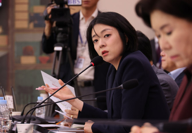배현진 "본인 딸에게는 못쓸 더러운 문자...'별' 달아 드린다"