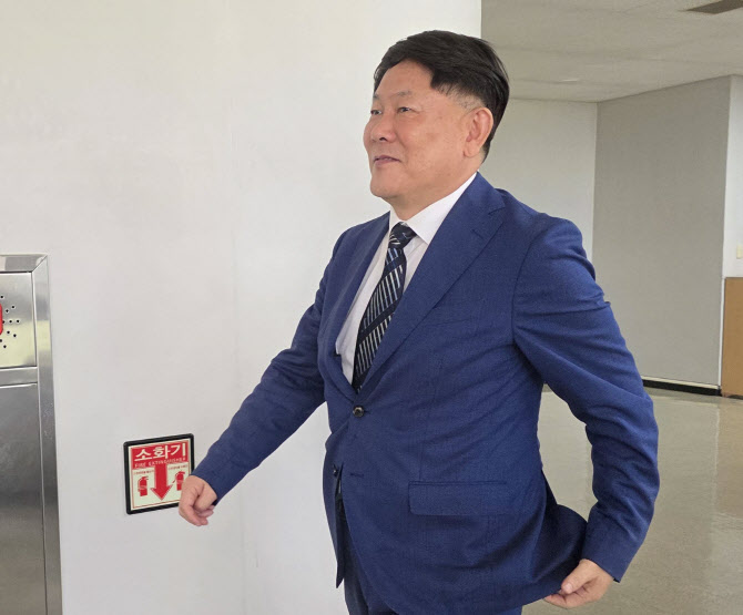 [속보]'위장 탈세' 김정규 타이어뱅크 회장, 대법서 파기환송