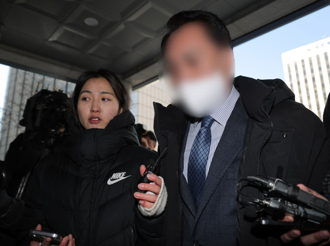 '김병기 공천헌금 의혹' 前 구의원, 경찰 출석…"1000만원 전달"