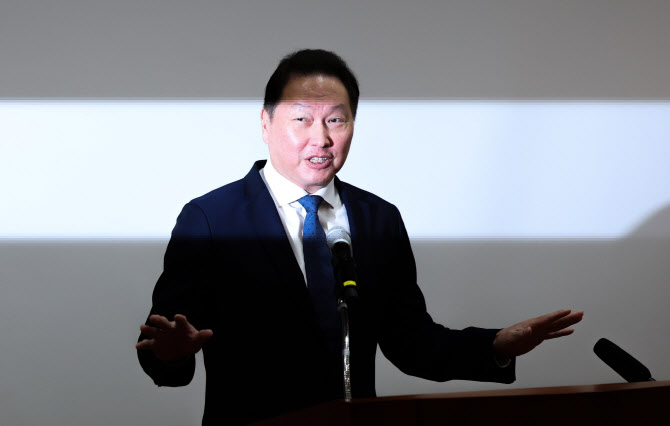 최태원 SK 회장, '노소영 재산분할' 파기환송심에 율촌 재선임