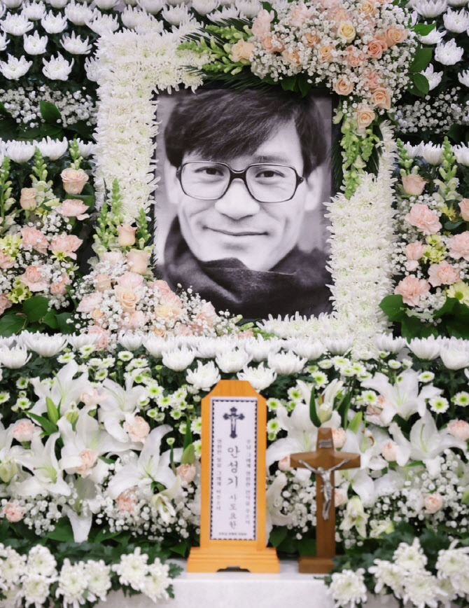 故 안성기 영결식…영정·훈장은 정우성·이정재→운구자 설경구·주지훈