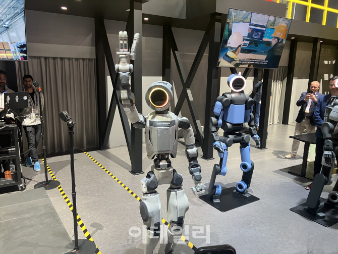 현대차그룹의 전방위 로봇 공세…주차도 車 충전도 척척