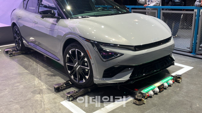 현대차그룹의 전방위 로봇 공세…주차도 車 충전도 척척
