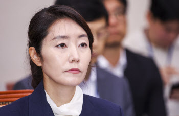 강선우 공천헌금 수사 중 美 출국한 김경, CES서 엄지 척
