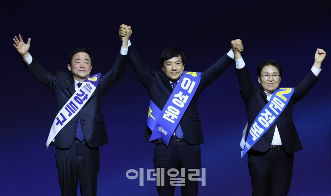 [포토]강득구-이성윤-문정복, '민주당 최고위원에 당선'