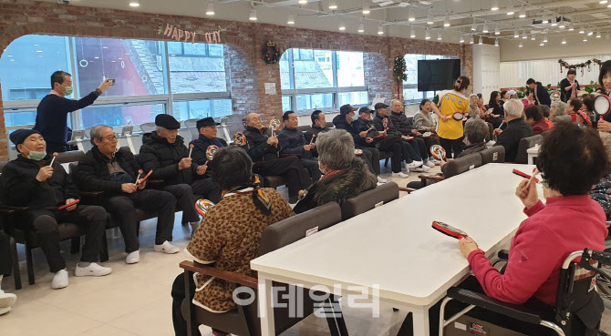 시내 호텔에 노인돌봄센터가?…'힙’해진 요양, 스타트업이 하면 다르다